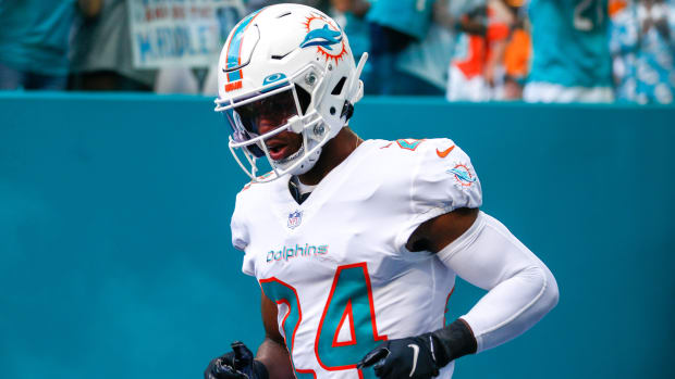 Dolphins cornerback Byron Jones (24) takes the field prior to the game against the Giants.